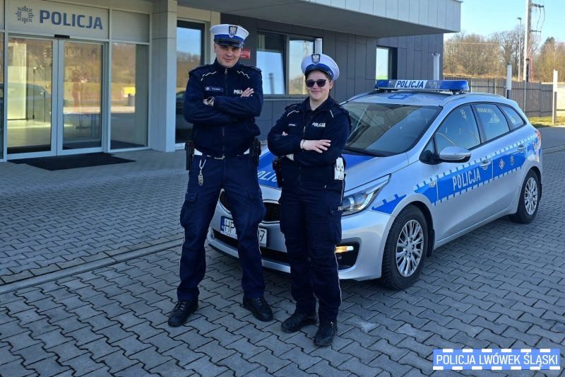 Lwóweccy policjanci eskortowali samochód z rodzącą kobietą