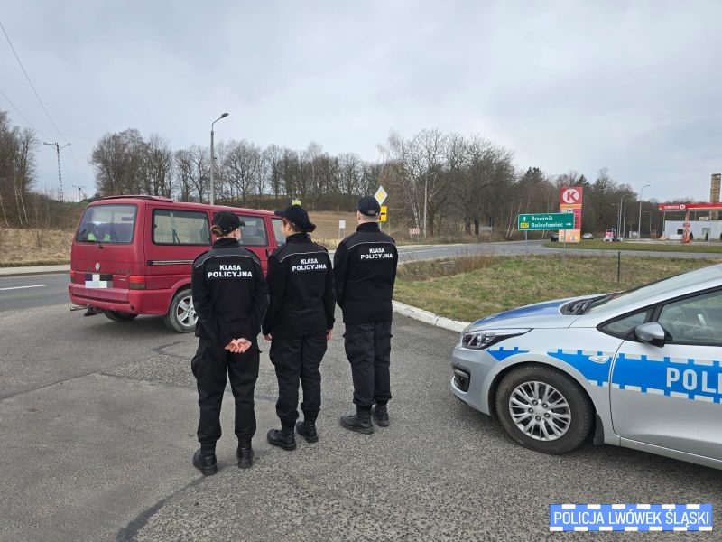Uczniowie z Rakowic Wielkich poznają tajniki służby w ruchu drogowym
