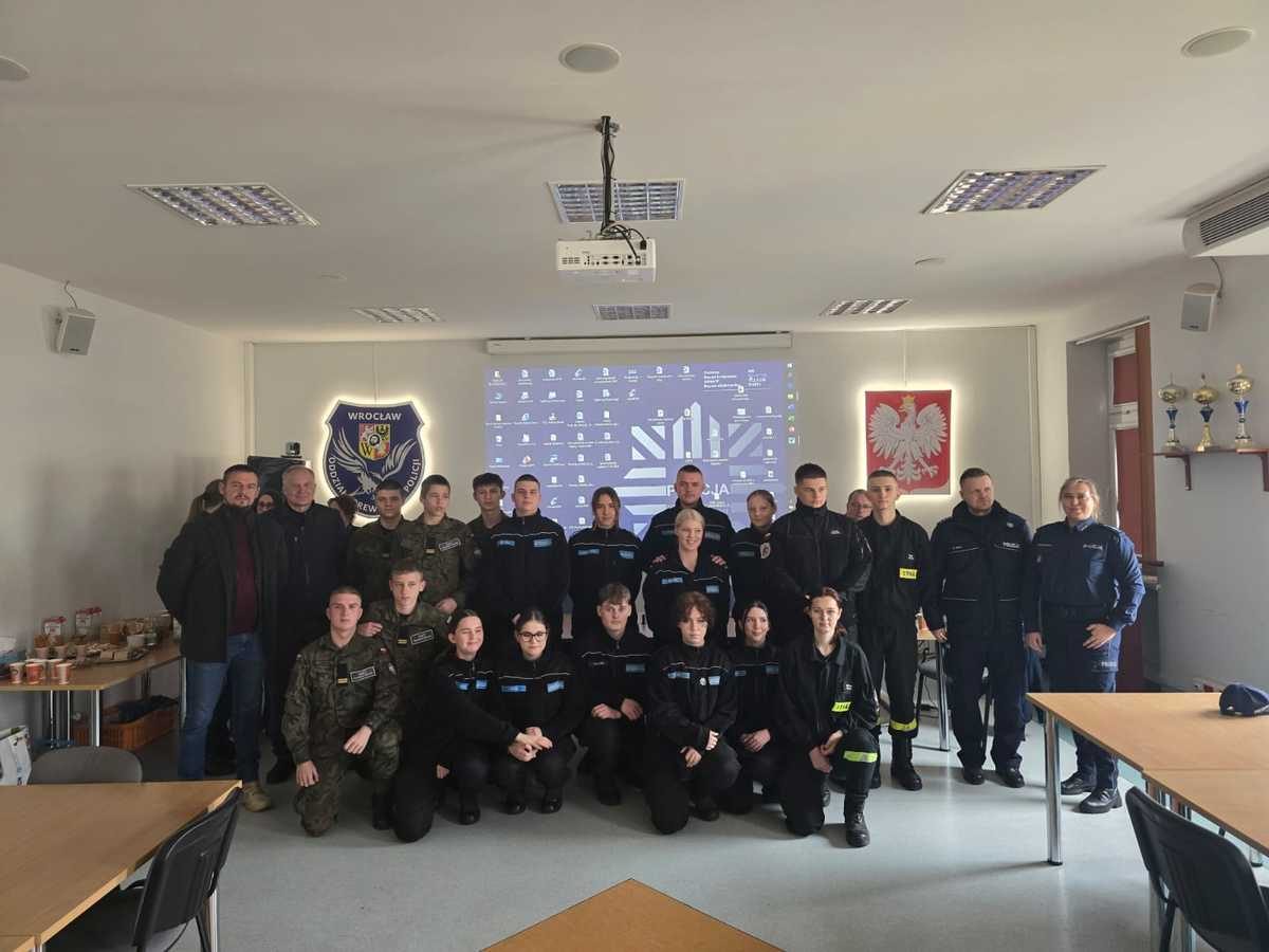 Wrocław: Dni Otwarte – uczniowie z mundurówki z naszego powiatu poznali tajniki służby w Policji