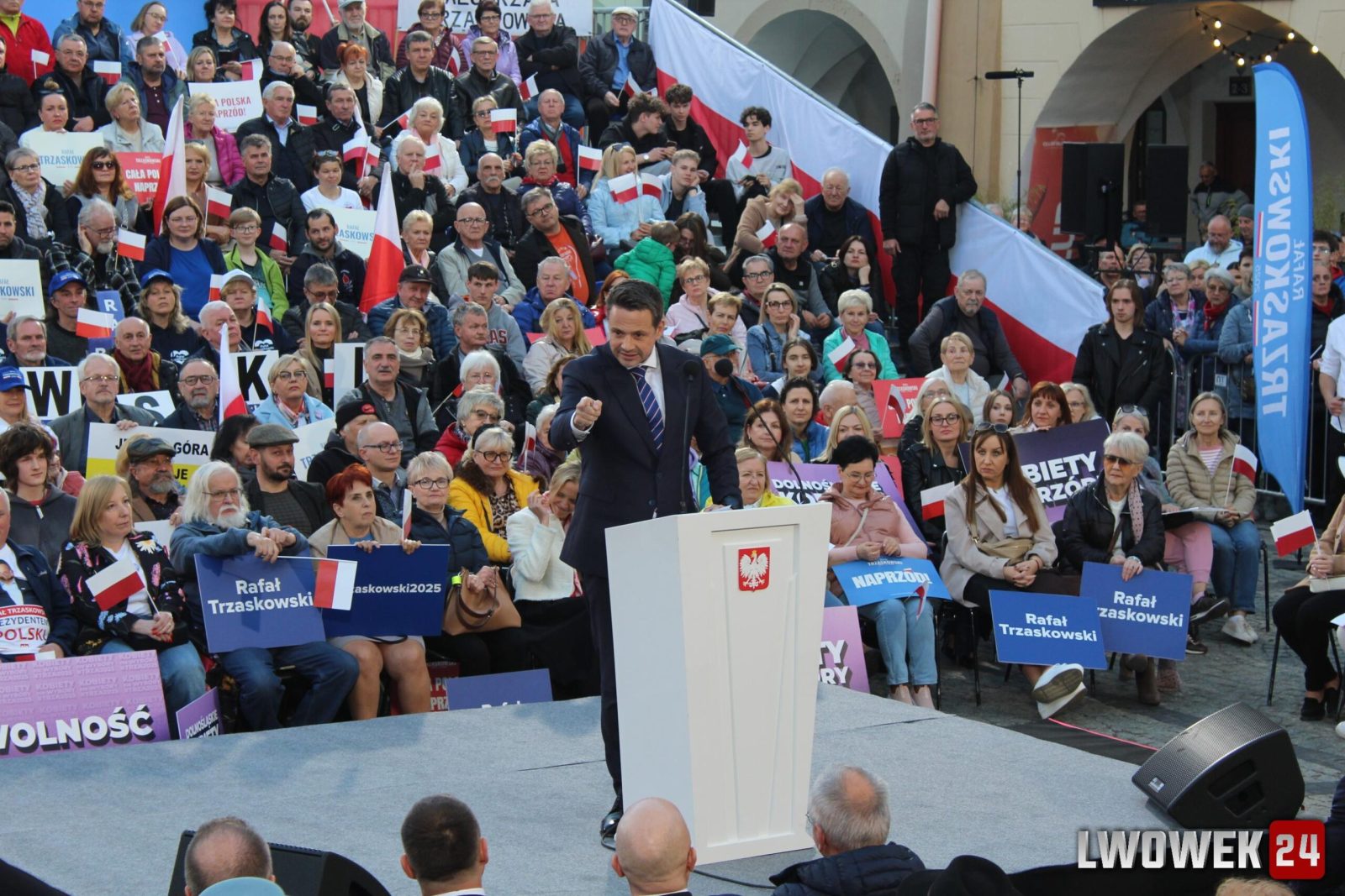 Tłumy na Placu Ratuszowym. Rafał Trzaskowski odwiedził Jelenią Górę
