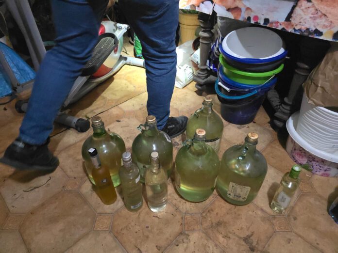 Znaleźli u niego ok. 90 litrów bimbru. Naraził skarb państwa na stratę 3000 zł