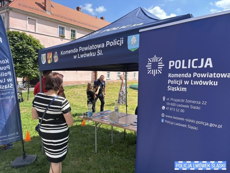 Bezpieczne wakacje w Lubomierzu – policjanci uczestniczyli w festynie