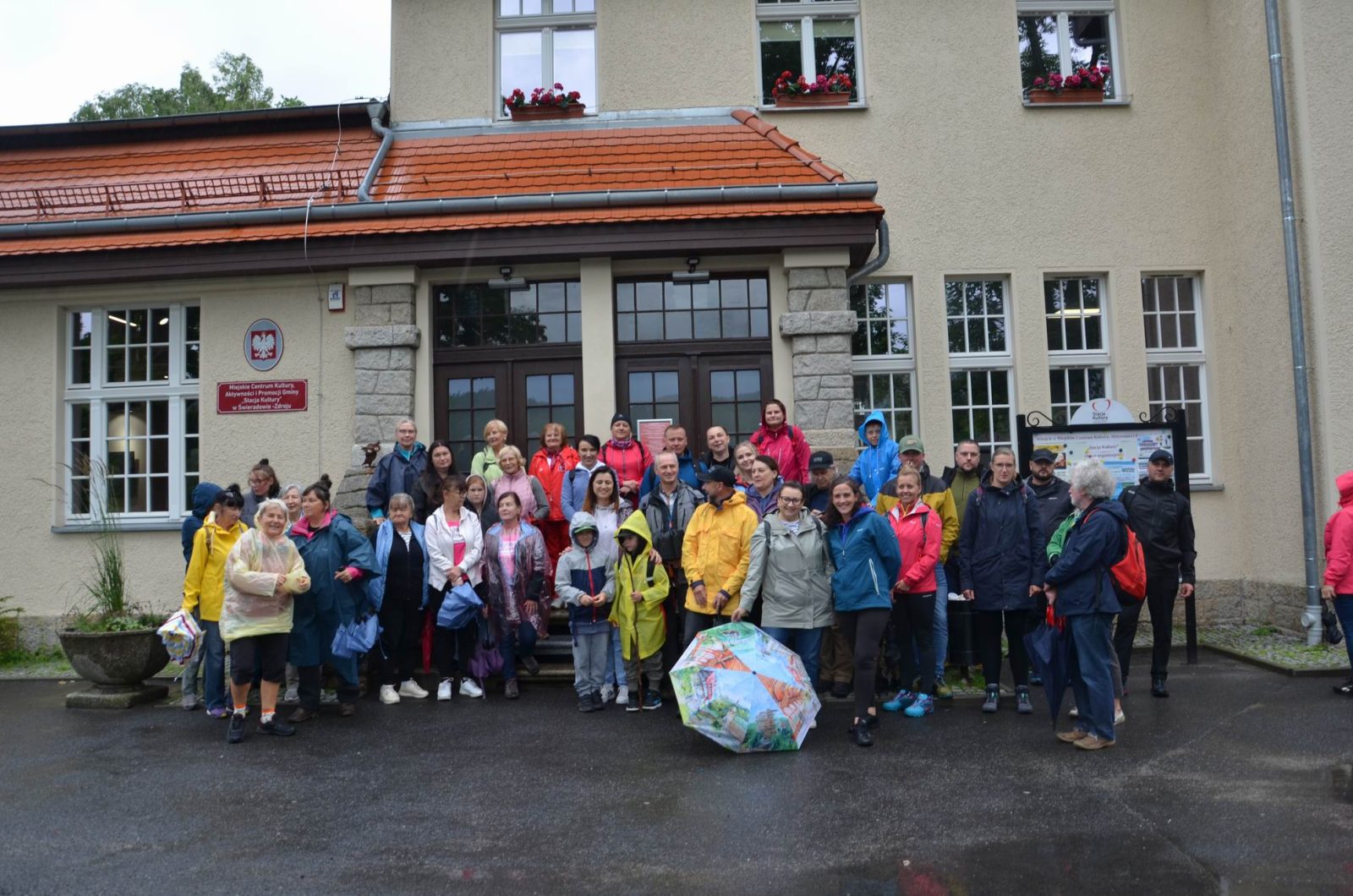 Integracyjny spacer mieszkańców Mirska i Świeradowa-Zdroju. Pomimo deszczu – z uśmiechem i pomysłami