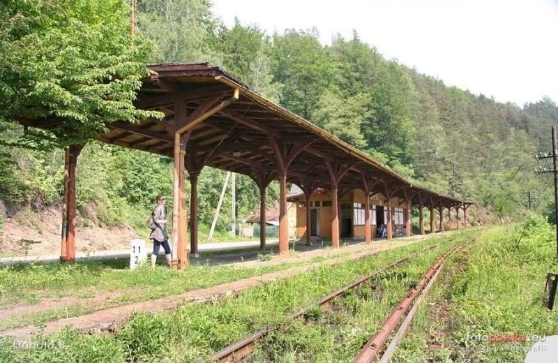 Linia kolejowa 283 z budżetowym wsparciem. PKP sprzedaje dworzec w Pilchowicach