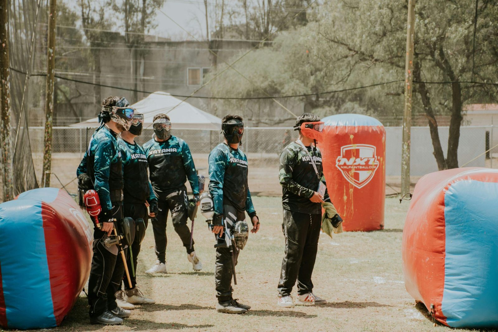 Paintball jako aktywna forma integracji - pomysły na niezapomniany dzień z przyjaciółmi