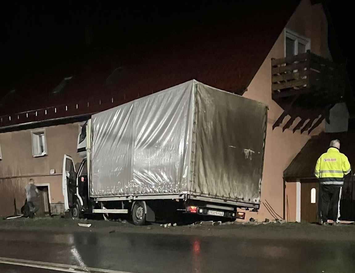 Dostawczak wypadł z drogi i uderzył w budynek. 19-latek stracił panowanie nad pojazdem