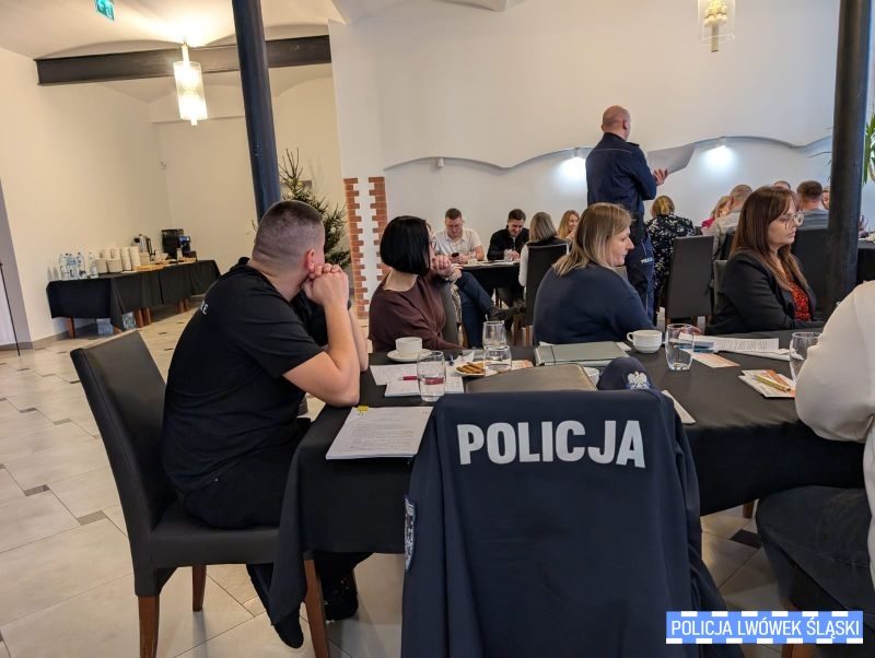 Policjanci i pracownicy lwóweckiego MGOPS szkolili się z zakresu przeciwdziałania przemocy domowej