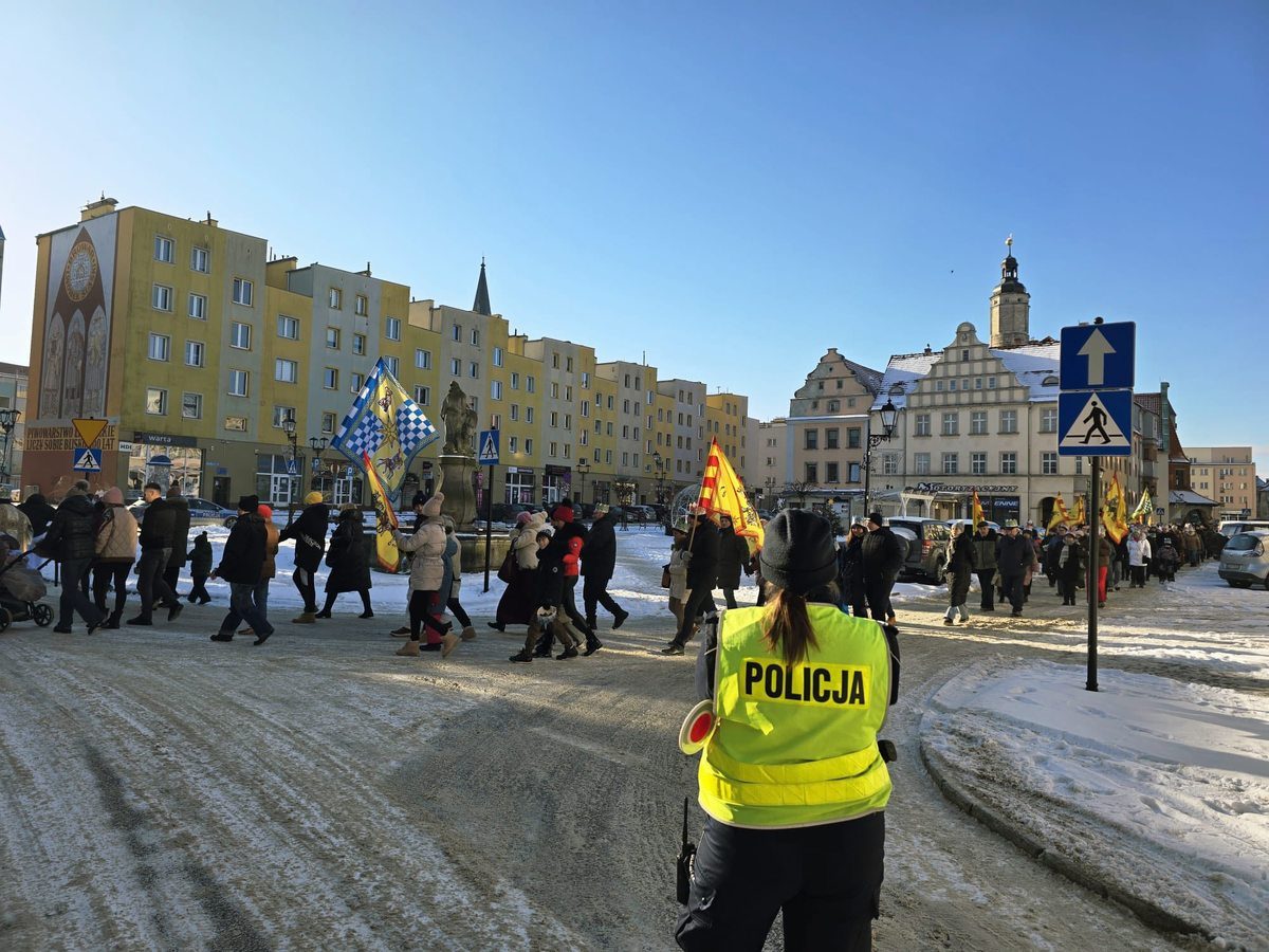 Lwówecka policja i straż miejska dbały o bezpieczeństwo podczas Orszaków Trzech Króli