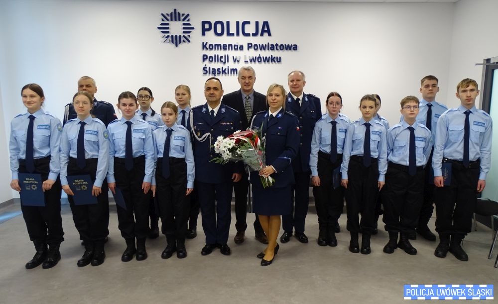 Uroczyste ślubowanie uczniów klasy mundurowej w siedzibie lwóweckiej policji