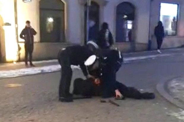 Interwencja policji w centrum Bolesławca. Mężczyzna powalony na ziemię i uderzony pałką