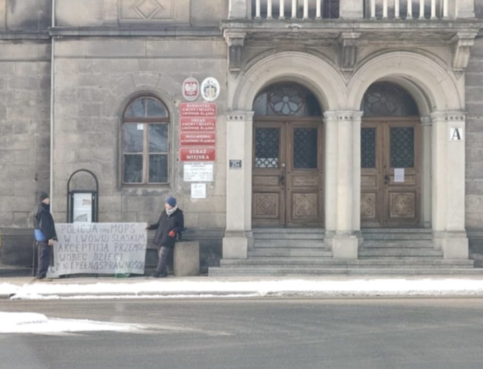 "Policja oraz MOPS akceptują przemoc wobec dzieci z niepełnosprawnością" - taki transparent staną pod lwóweckim urzędem