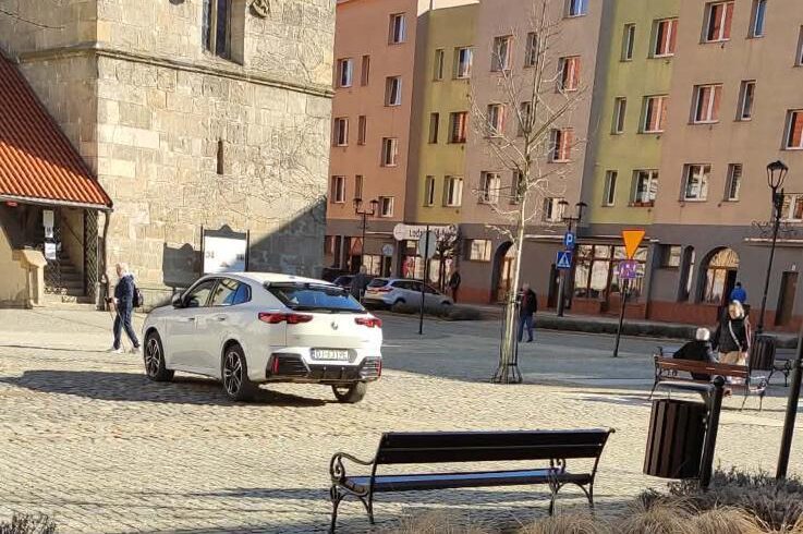 Czy w Lwówku mamy „święte krowy”? Parkingowy problem narasta