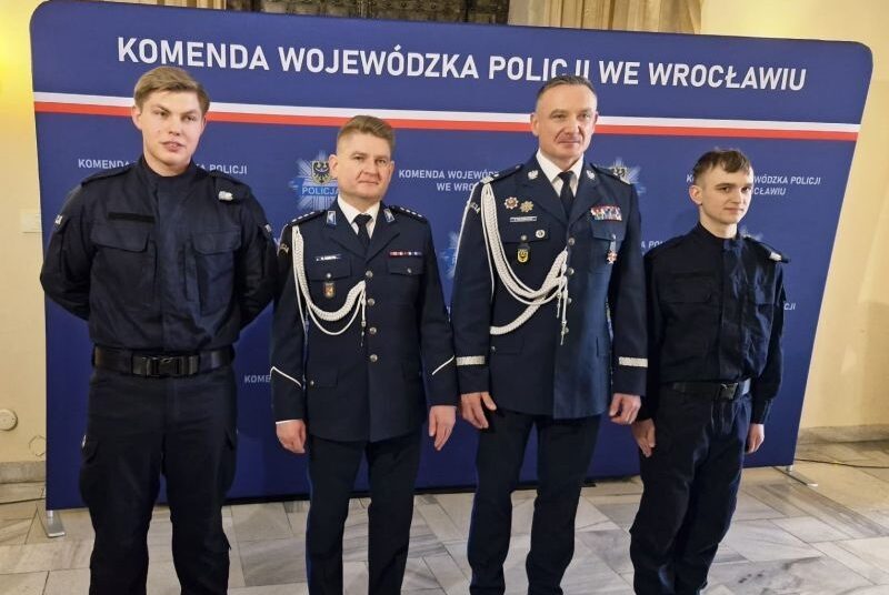 Nowi policjanci złożyli ślubowanie w Sali Rycerskiej wrocławskiego ratusza