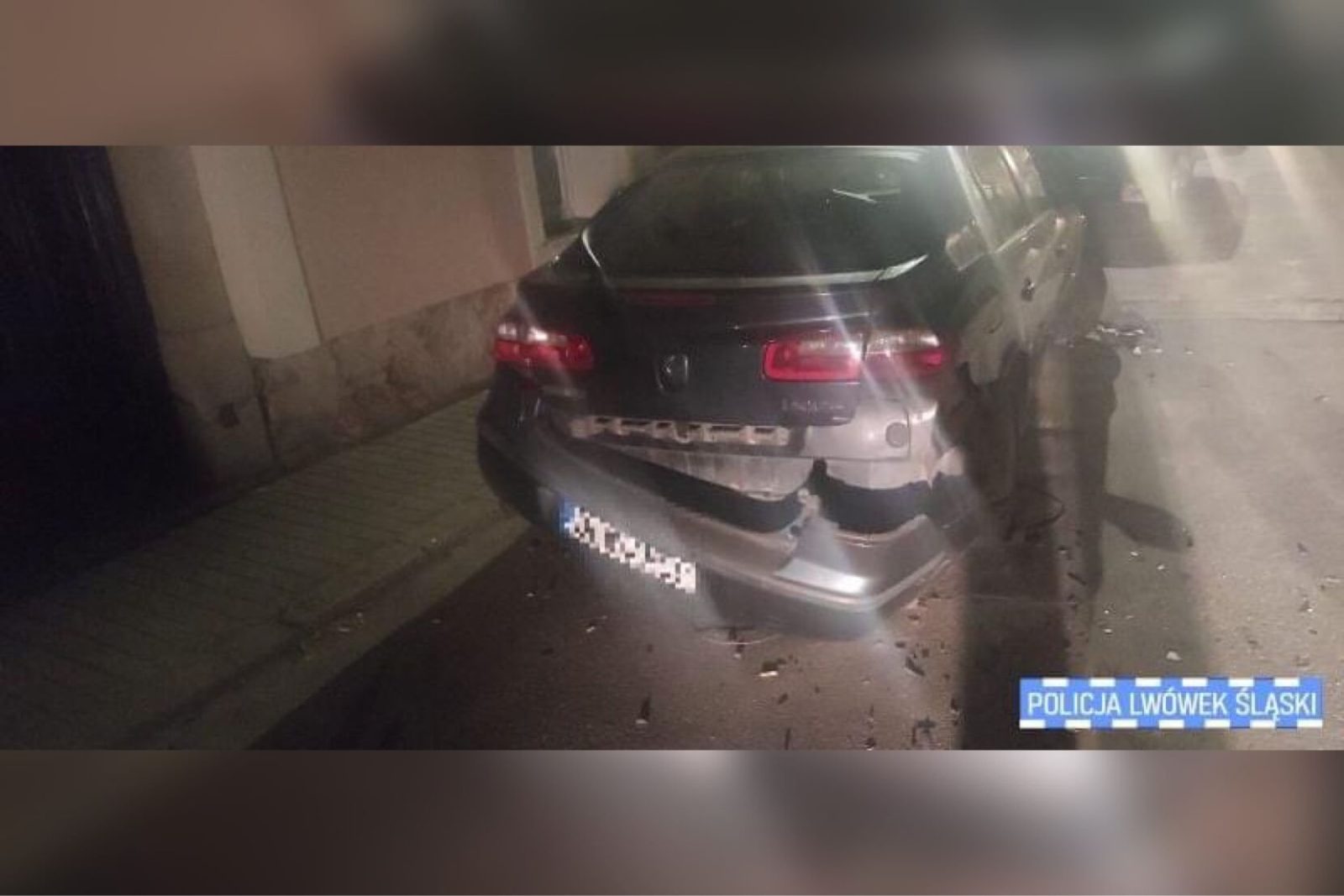 Nocny rajd ulicami Wlenia, zakończył się uszkodzeniem pojazdów