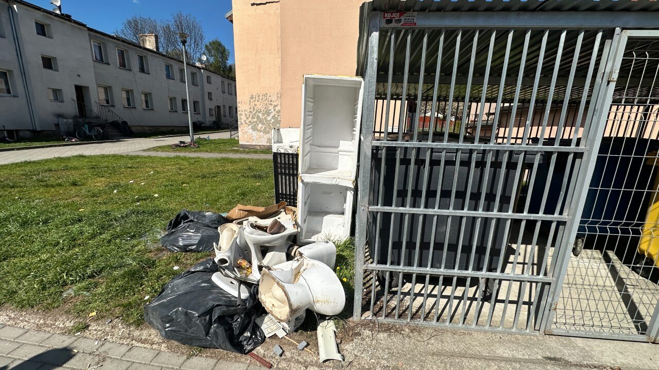 Sedesy i lodówki pod wiatą śmietnikową. Dlaczego mieszkańcy ignorują zasady wywozu śmieci?