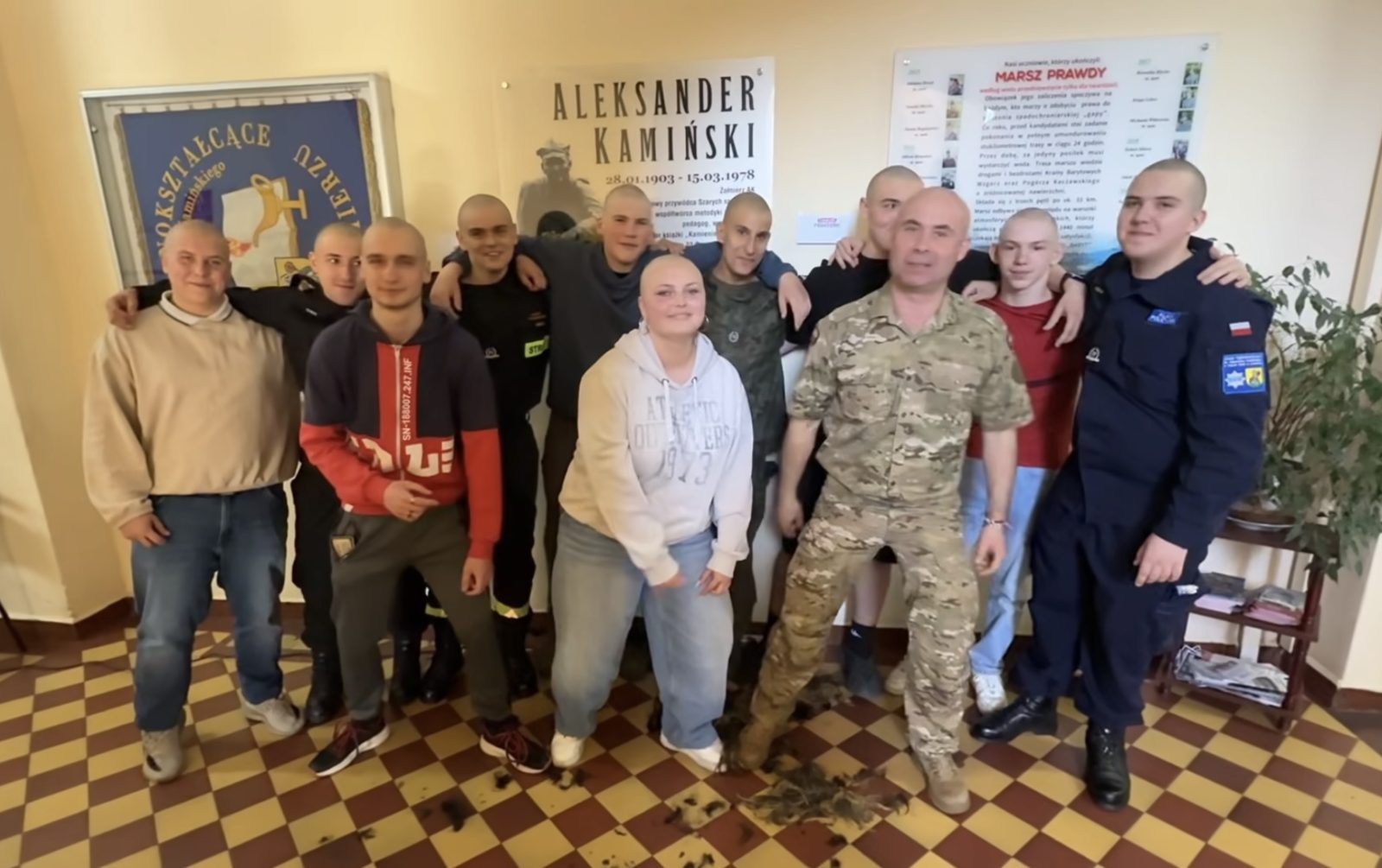 Uczniowie z Zespołu Szkół w Lubomierzu ogolili się na łyso w geście solidarności z chorymi na raka