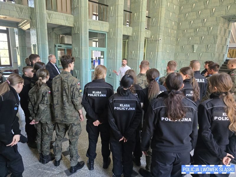 Uczniowie klas mundurowych z wizytą w Komendzie Wojewódzkiej Policji we Wrocławiu