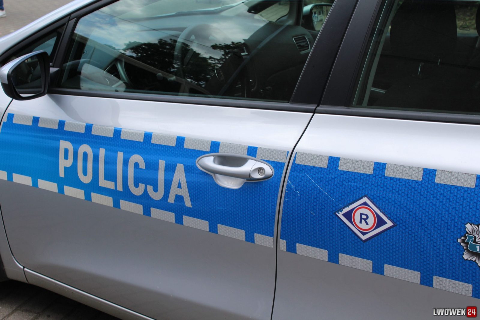 Pies wbiegł pod motocykl i ugryzł kierującego. Policja apeluje o właściwe zabezpieczanie zwierząt