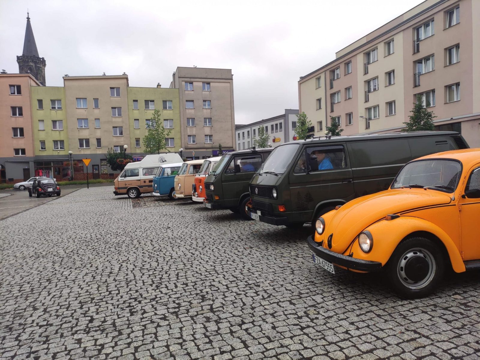 Zlot starych samochodów na lwóweckim rynku.