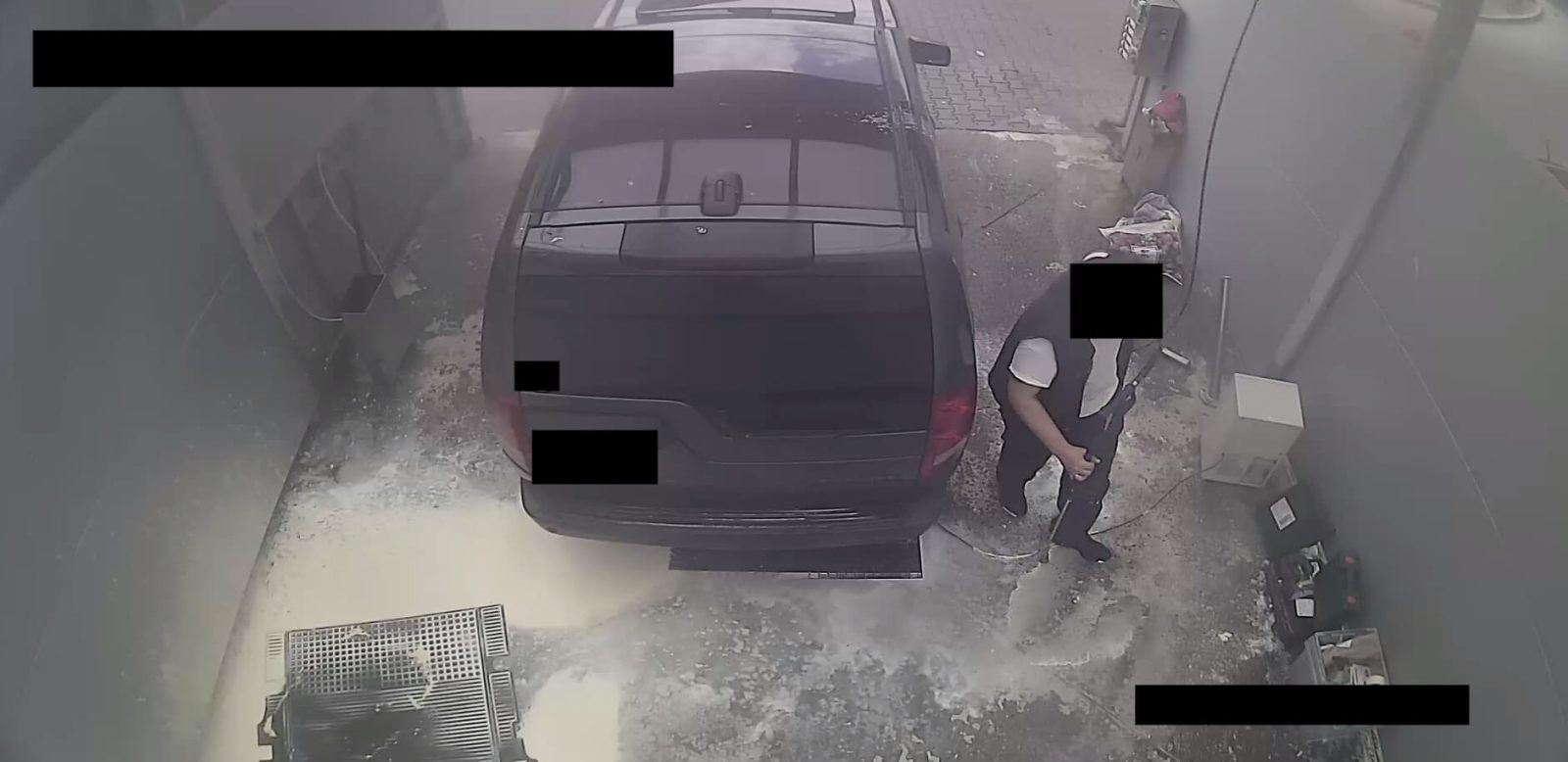 Umył pojazd, ale zanieczyścił miejsce publiczne.