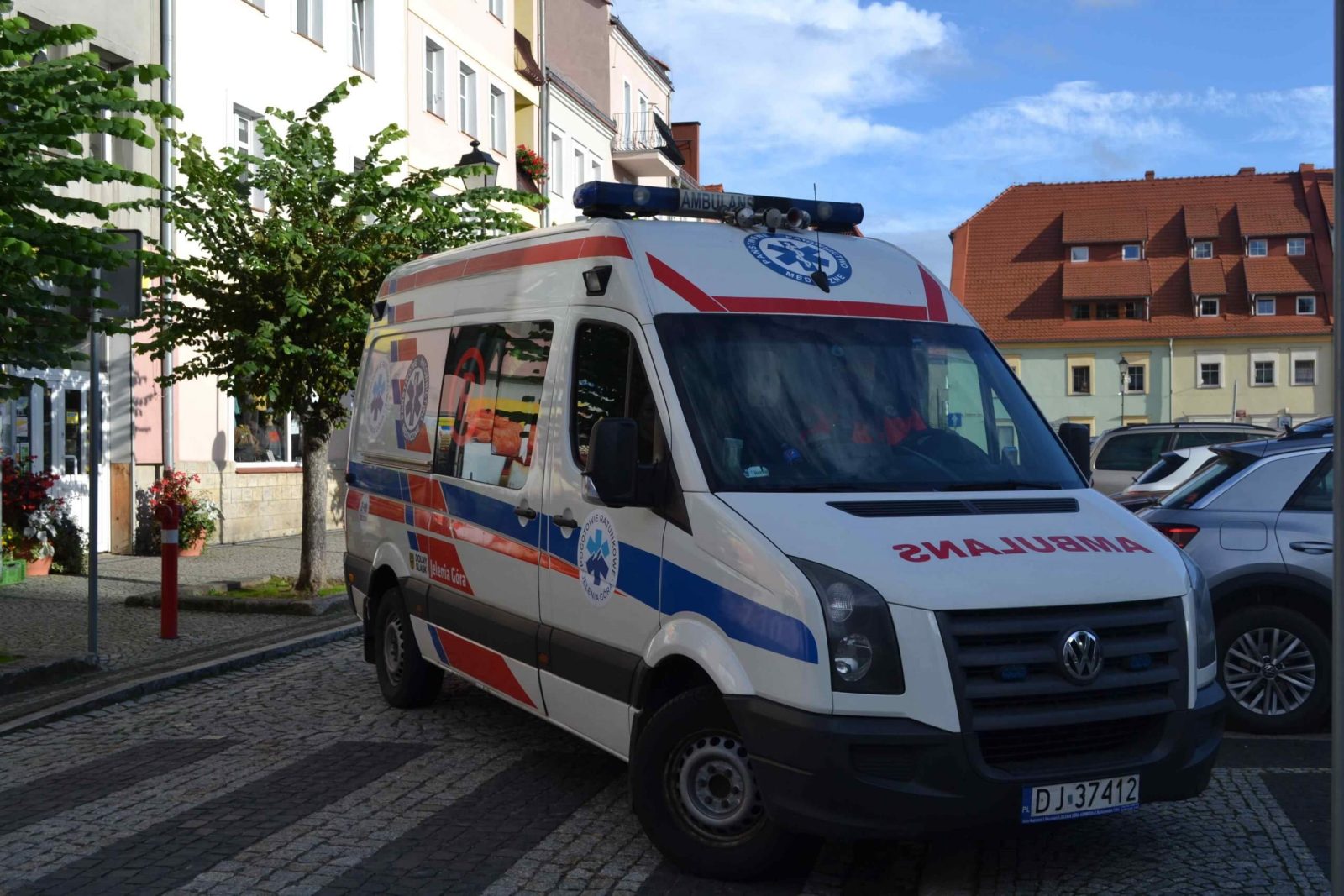 Najechał na tył osobówki. Kobieta przewieziona do szpitala.