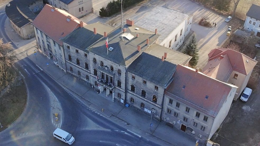 Gmina Lwówek Śląski chce wziąć kredyt, aby spłacić kolejny kredyt. Burmistrz wydał zarządzenie