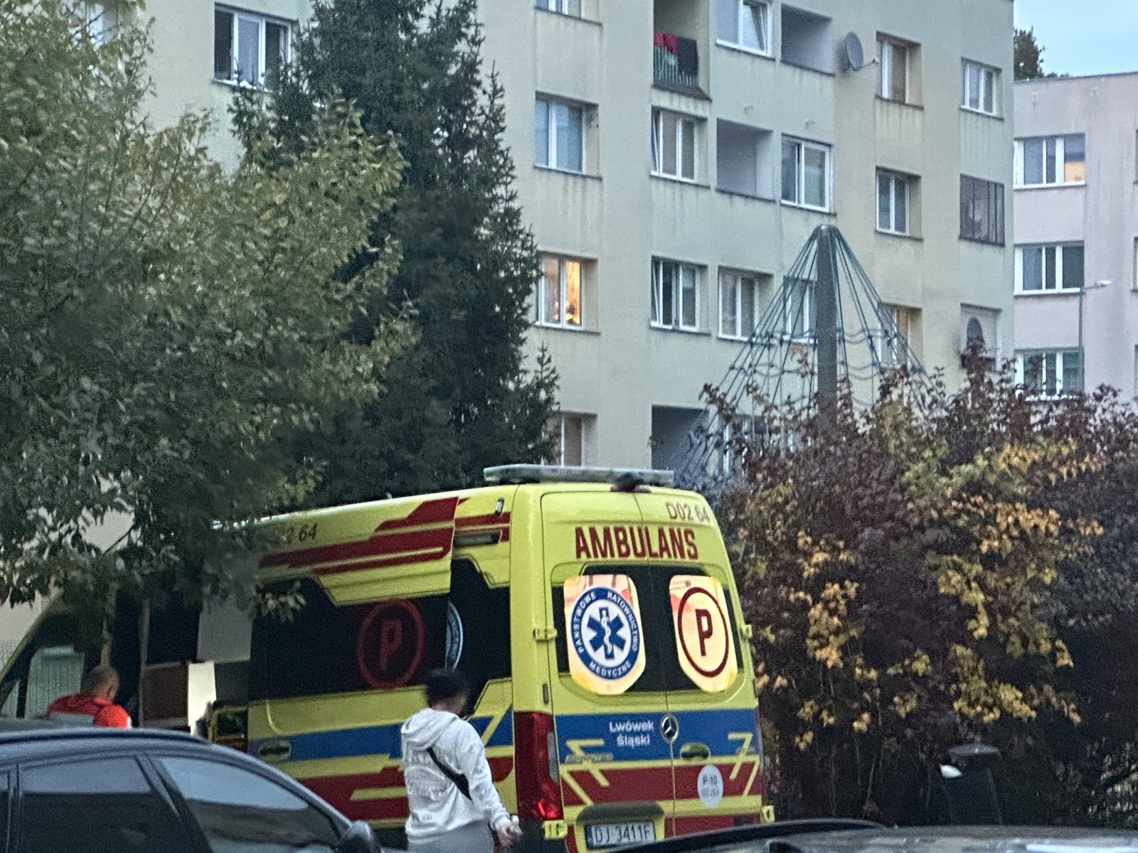 Groźny wypadek na placu zabaw w Lwówku Śląskim. Chłopiec miał próbować zrobić salto skacząc z huśtawki