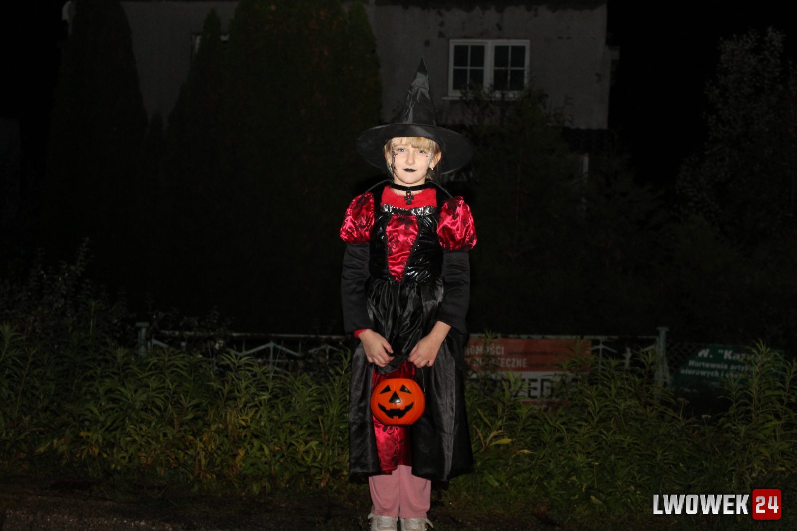 Lwówek Śląski w halloweenowym klimacie. Tak mieszkańcy spędzili 31 października — zdjęcie 9