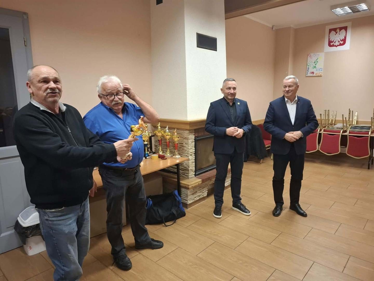 Hodowcy gołębi pocztowych zakończyli sezon 2026. Wręczono puchary — zdjęcie 1