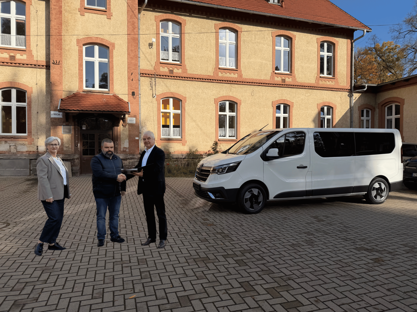Nowy mikrobus dla uczniów ZPEW w Lwówku Śląskim. Powiat przeznaczył na zakup 210 tys. zł — zdjęcie 2