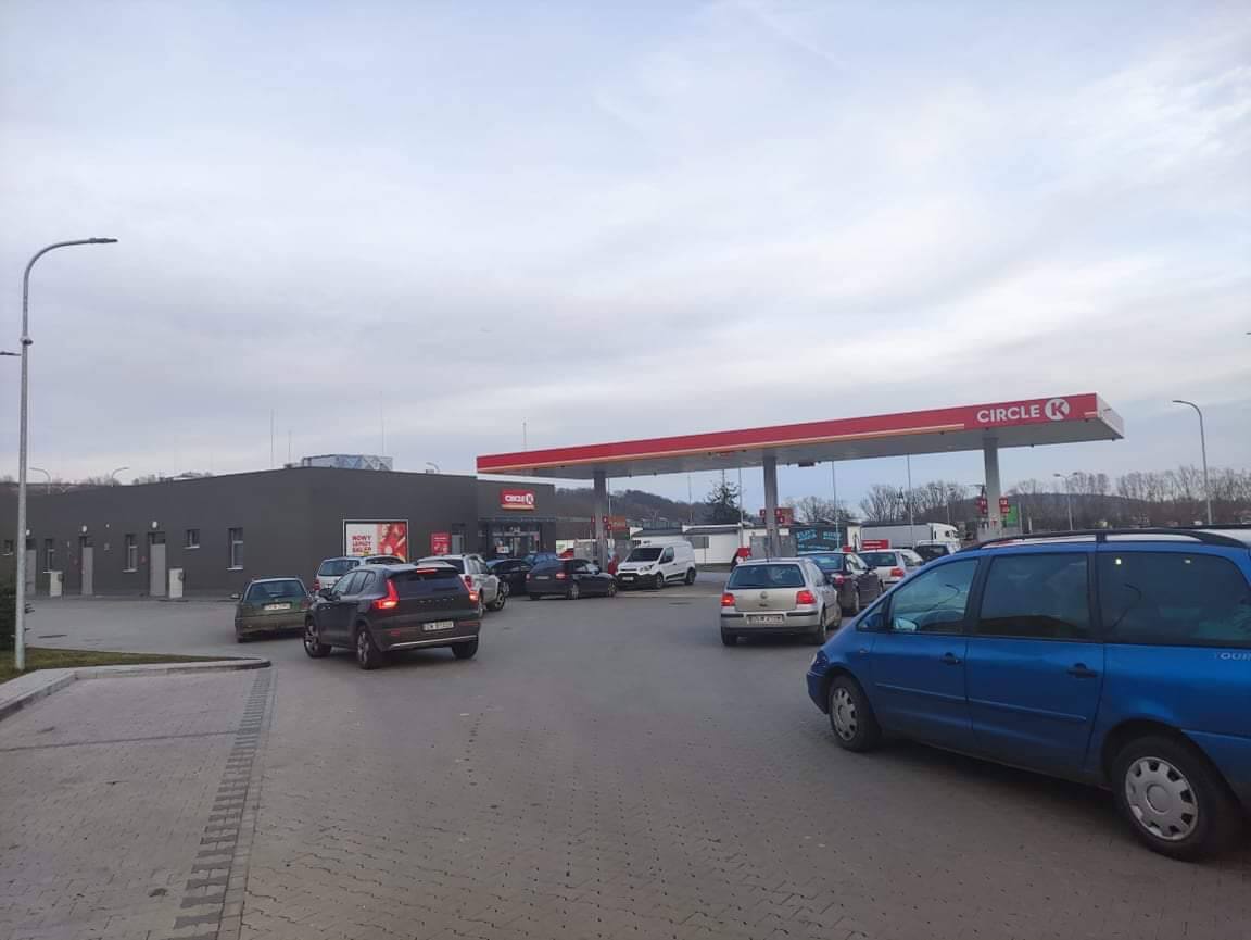  Kolejki na stacjach benzynowych. Mieszkańcy Lwówka masowo wykupują paliwo