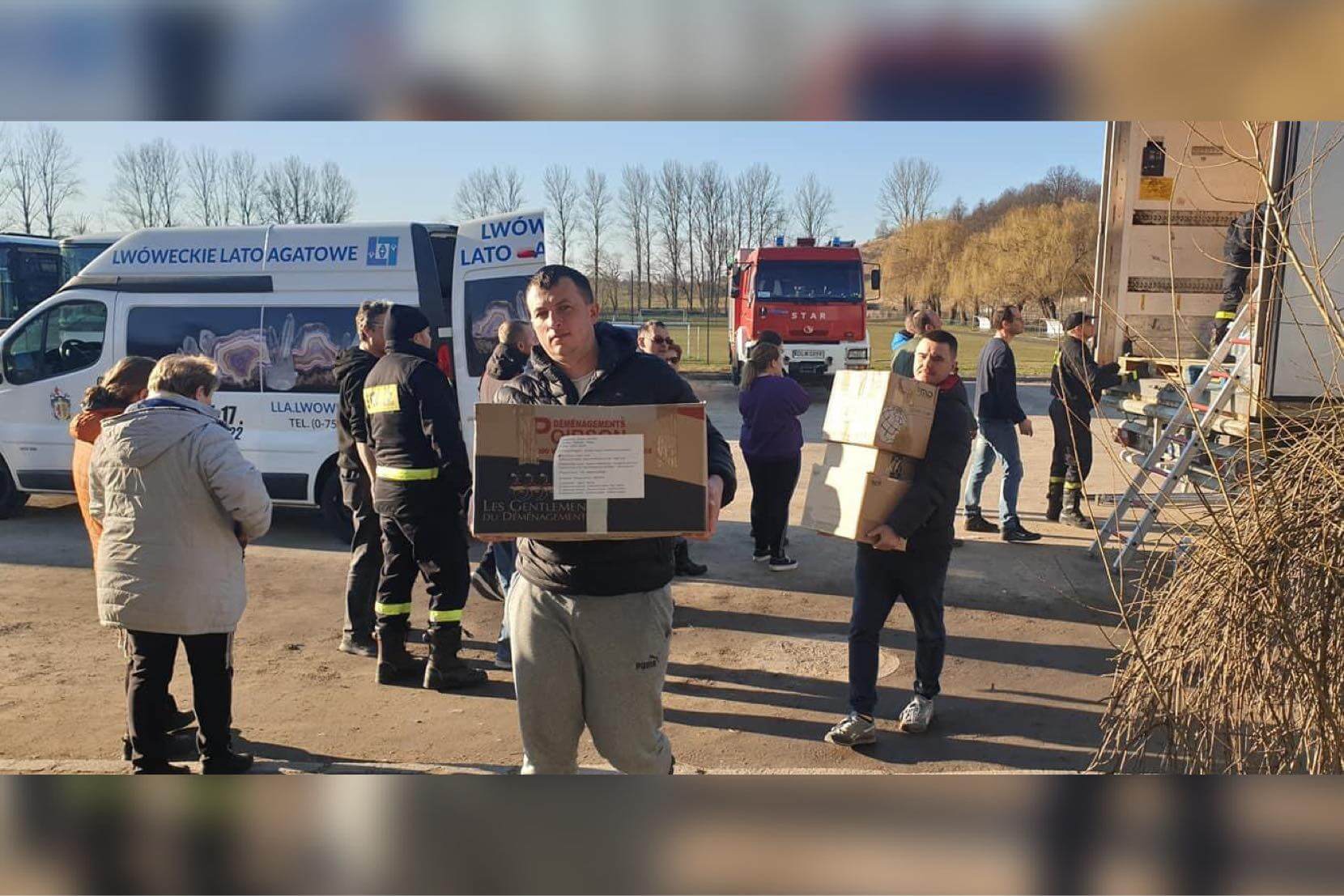  Ciężarówka z darami przyjechała do uchodźców mieszkających w Lwówku.