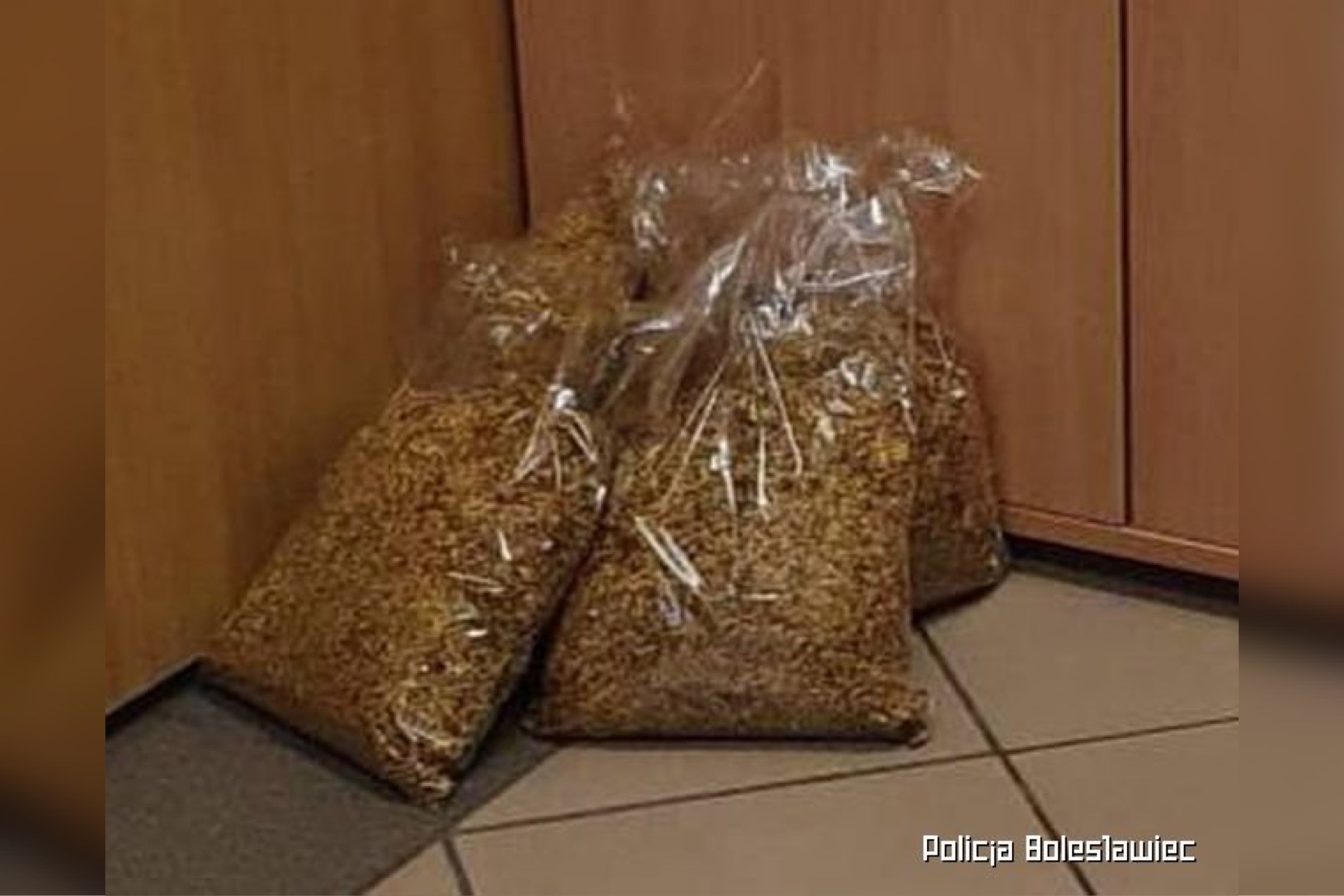  Policjanci z Kruszyna zabezpieczyli nielegalny tytoń
