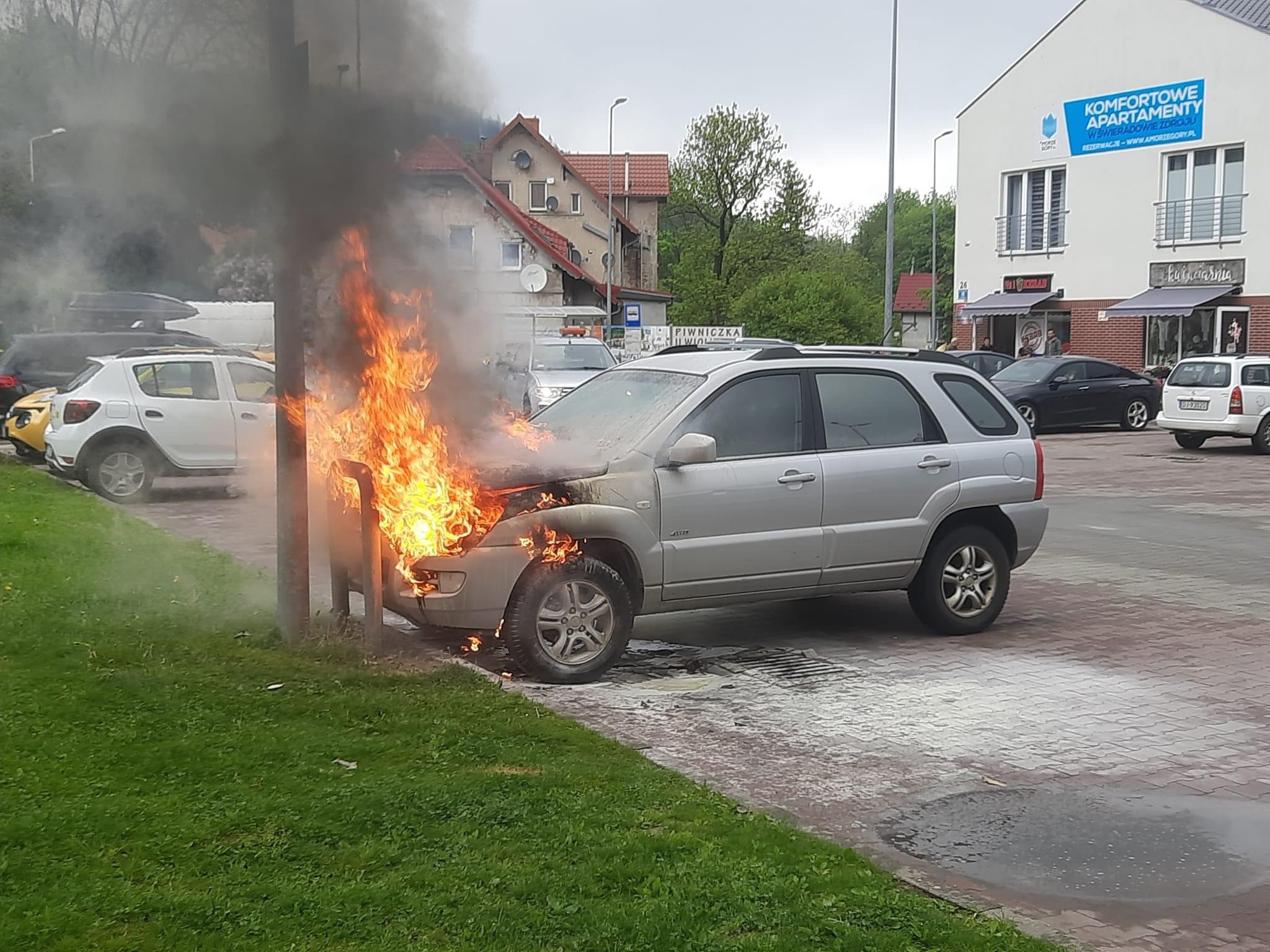  Płonął samochód na parkingu w Świeradowie-Zdroju