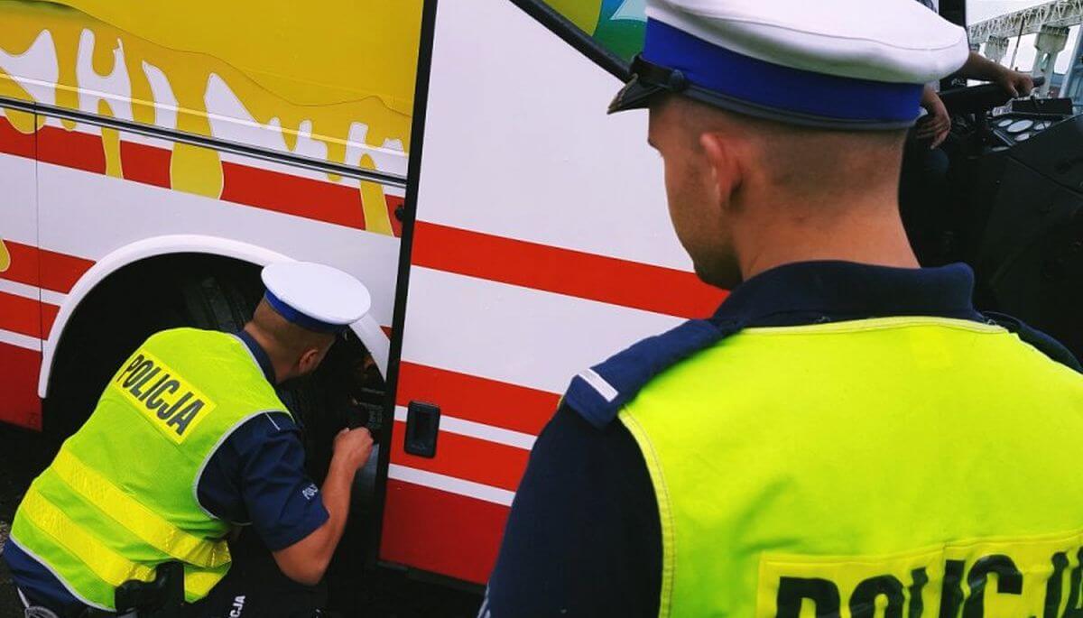  Lwówecka policja kontroluje autokary, aby dzieci podróżowały bezpiecznie.