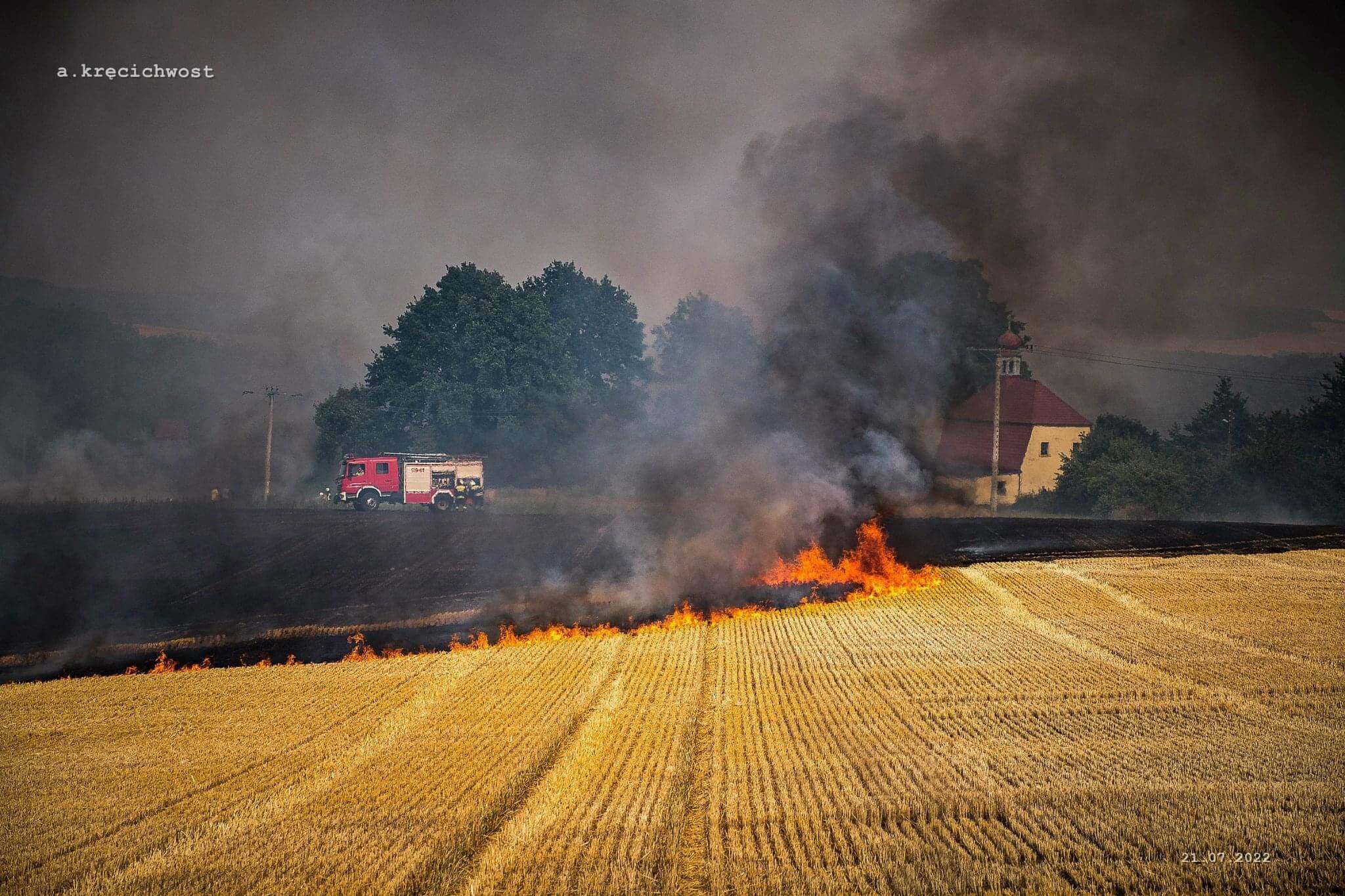  CZAPLE: Pożar ścierniska – ogień przedostał się aż do wsi