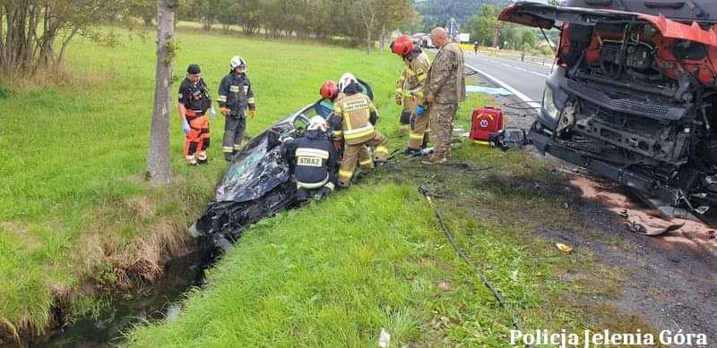  Tragiczny wypadek w Radomierzu. Kierowca zmarł.