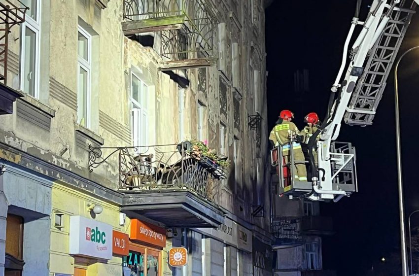  Jelenia Góra: Z budynku oderwał się balkon. Są ranni