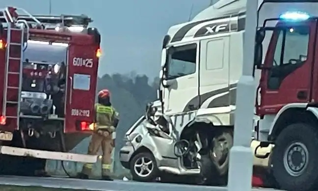  Śmiertelny wypadek na DK94. Kierowca VW uderzył w ciężarówkę, kierowca osobówki nie żyje