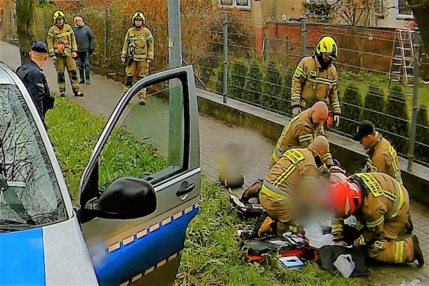  Strażacy uratowali życie leżącemu na chodniku mężczyźnie [VIDEO]
