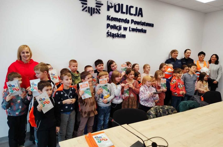  Lwówecka policja i GDDKiA uczyli najmłodszych o bezpieczeństwie na drogach