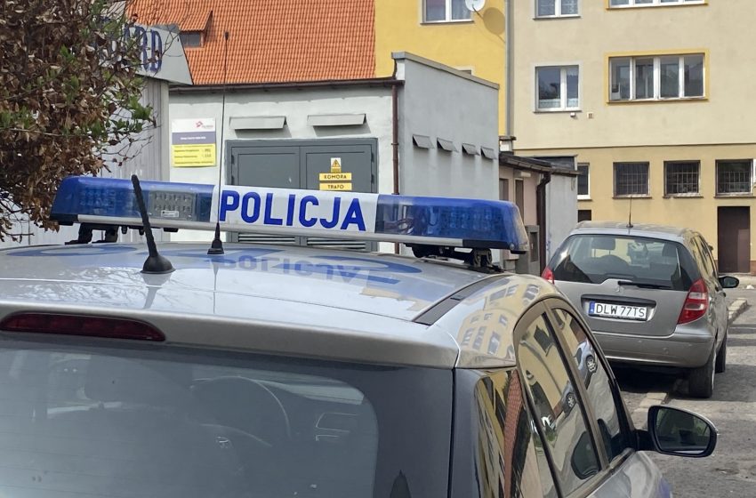  Kolizja na wyjeździe z Lwówka Śląskiego: samochód osobowy zderzył się z policyjnym busem