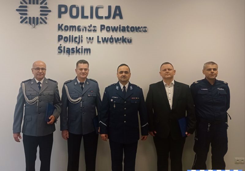  Uroczyste pożegnanie trzech policjantów z lwóweckiej komendy