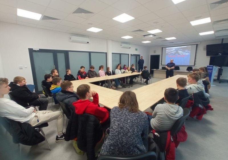  Spotkanie uczniów, policjantów i SOK nt. bezpieczeństwa ferii zimowych.