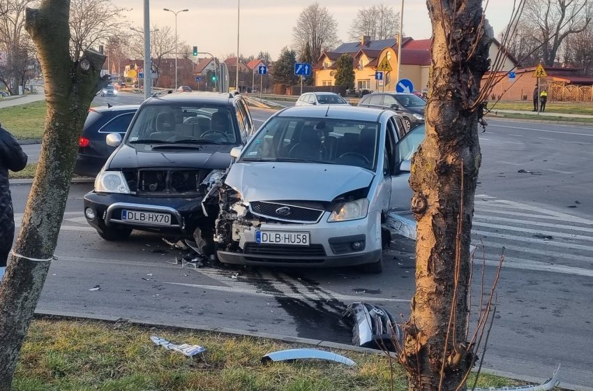  Lubań: Kolizja trzech pojazdów na skrzyżowaniu