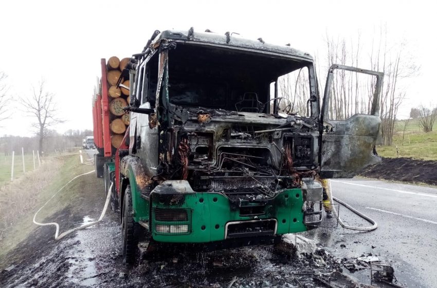  Doszczętnie spłonęła kabina ciężarówki przewożącej drewno