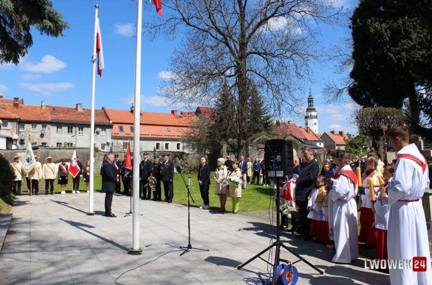  Pod Ścianą Pamięci w Mirsku uczcili 232. rocznicę uchwalenia Konstytucji