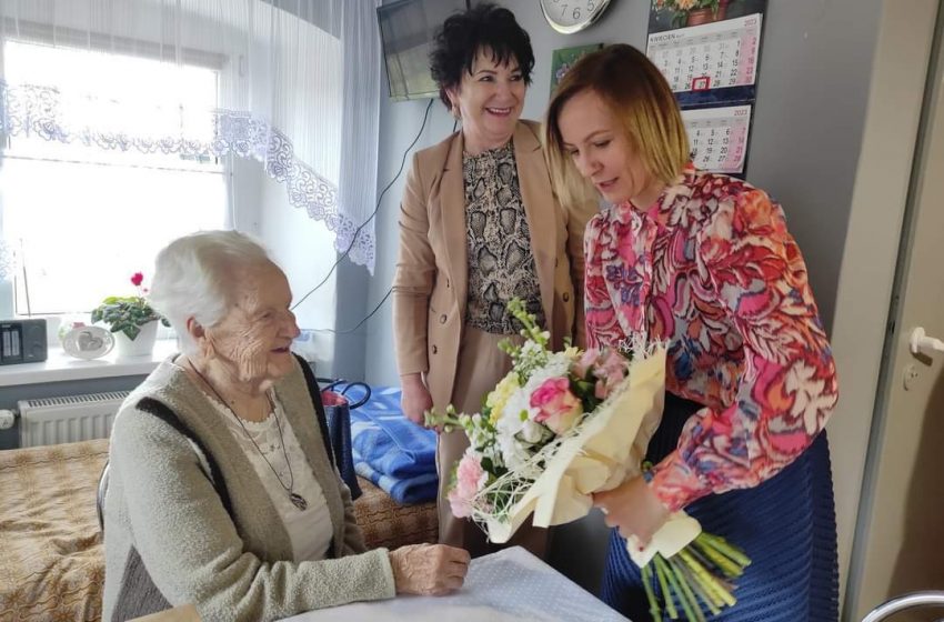  Burmistrz Szczęsna odwiedziła 100-letnią jubilatkę