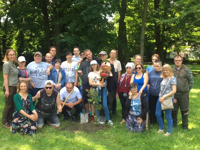  Uczestnicy WTZ posadzili lipę w lwóweckim parku