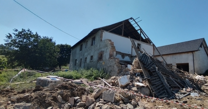  Sześć osób straciło dach nad głową przez katastrofę budowlaną. Rodzina prosi o pomoc